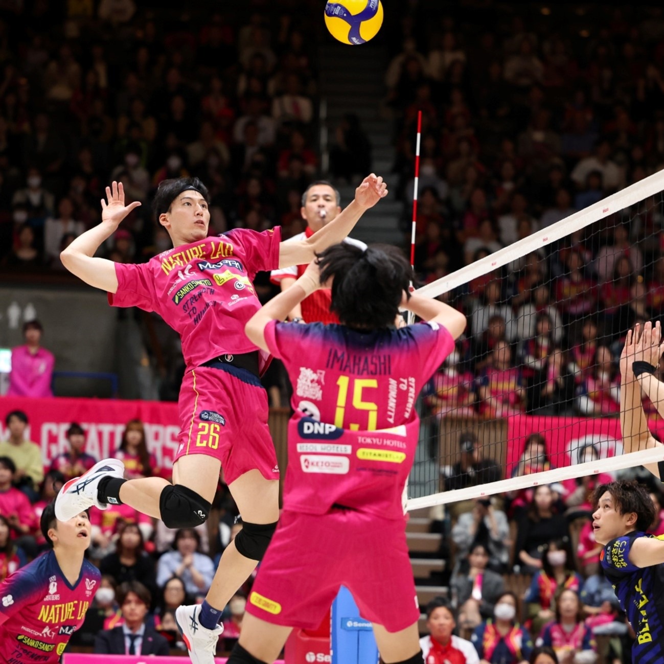 哈迪坐地助攻克莱三分命中